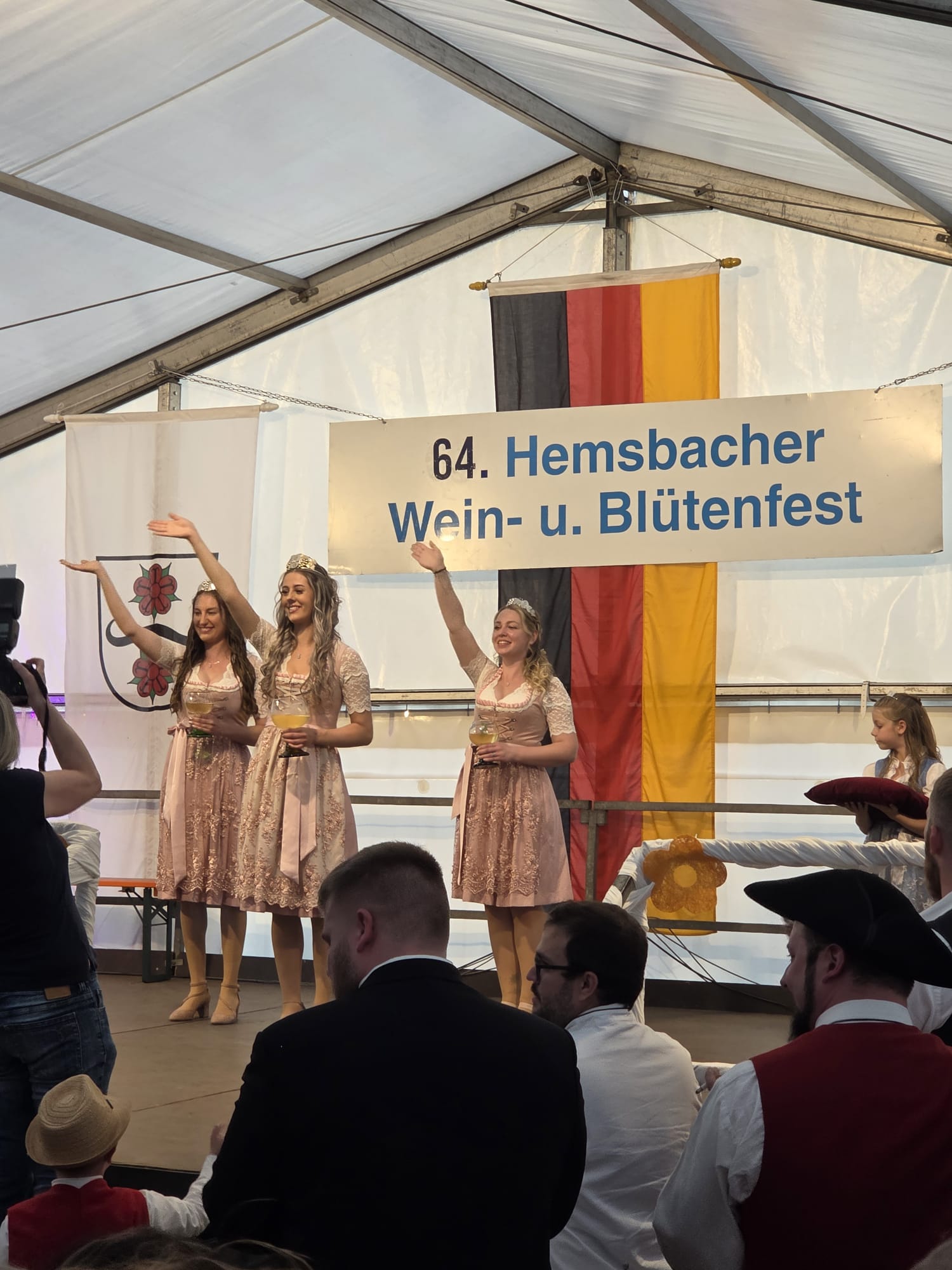 Zu Gast bei der Krönung der 64. Hemsbacher Weinhoheiten